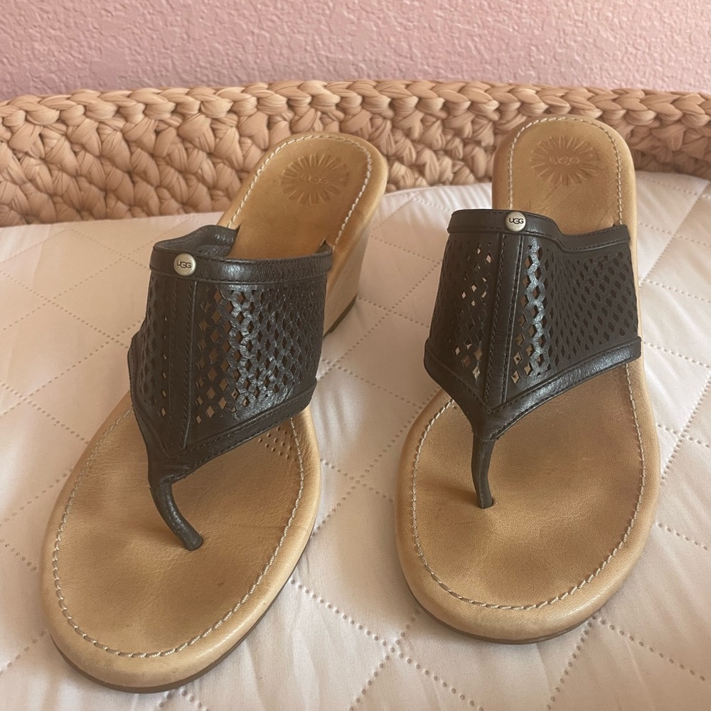 Ugg Australia Women’s size 8W Black Solena Thong Wedge Sandals